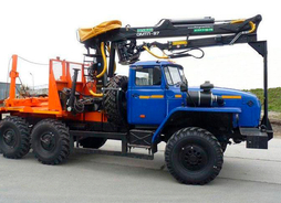Лесовозный тягач на шасси Урал 55571-1112-60Е5 с гидроманипулятором ОМТЛ-70-02